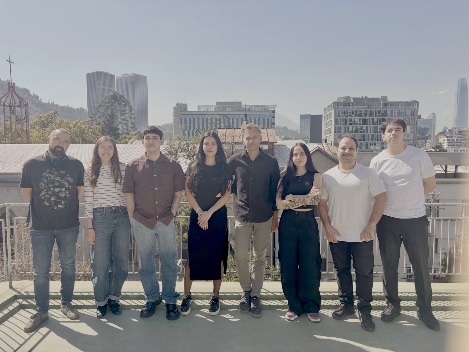 Ocho integrantes de OF Arquitectos en una terraza de Santiago, abril de 2026